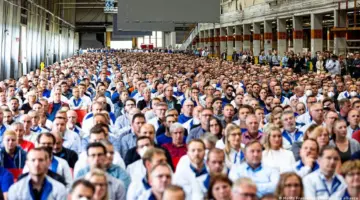 فولكسفاغن تواجه أزمة هيكلية وتخطط لإنهاء خدمات آلاف الموظفين في مصانعها الألمانية